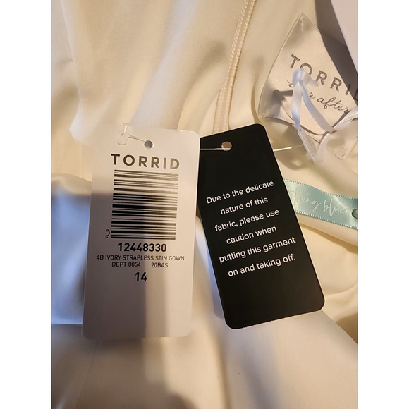 NEW Torrid Ivory White Strapless Satin Flare Wedding Dress Gown SZ 14 - Picture 10 of 16